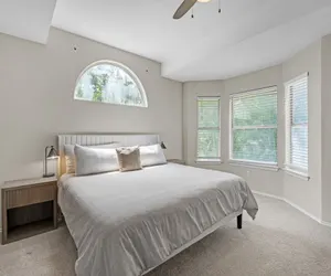 Photo 5 - Modern 4BR Gem Chic Comfort in Austin