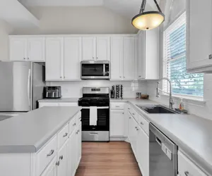 Photo 4 - Modern 4BR Gem Chic Comfort in Austin