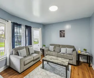 Photo 5 - Comfy 3BR Flat Close to the Falls
