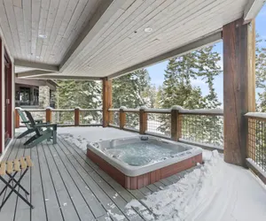 Photo 5 - Spacious Silver Lake Private 5BR with Hot Tub