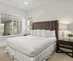 Photo 4 - Spacious Silver Lake Private 5BR with Hot Tub