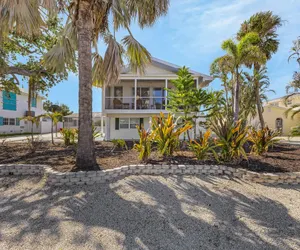 Photo 2 - 140 Barefoot Bungalow: 4BR/2BA w/ Heated Pool!