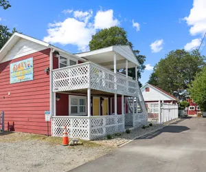 Photo 2 - Dave's Last Resort - Poolside Cabin 4