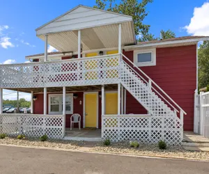 Photo 4 - Dave's Last Resort Lakeside - Long Stay Discount - Comfy Cabin 5