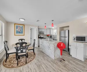 Photo 2 - Elwood Park Gem Spacious 3BR Prime Location