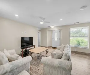 Photo 3 - Elwood Park Gem Spacious 3BR Prime Location