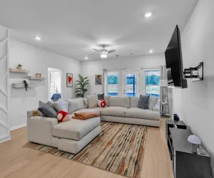 Photo 2 - Modern Nest - Huntsville Hideaway