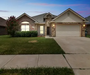 Photo 2 - Gorgeous 4BR Dakota Springs Home