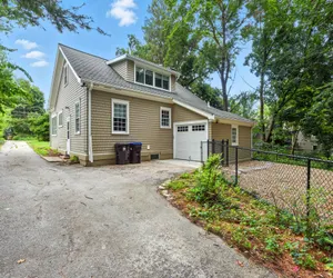 Photo 5 - Charming Manville Heights Cottage Retreat