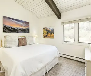 Photo 4 - 3 bedroom condo with hot tub!