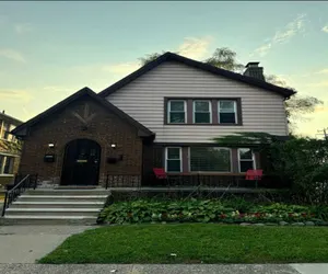 Photo 3 - Bright 2BR Upper Duplex | University District