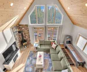 Photo 5 - Stunning 3-Bedroom Retreat with Loft – Ideal for Families & Friends