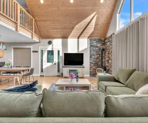 Photo 2 - Stunning 3-Bedroom Retreat with Loft – Ideal for Families & Friends