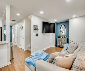 Photo 2 - Spacious Family Retreat Near Airport