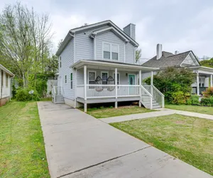 Photo 3 - Spacious Family Retreat Near Airport