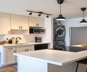 Photo 5 - Beachy Modern 2-Bedroom @ Sun-Kissed MV
