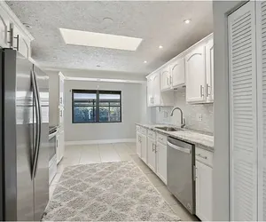 Photo 2 - 105th with Pool  654 3 bedroom 2 bedroom Remodel in works