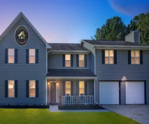 Photo 3 - Serenity Landing - 5 Minutes to Airport - Sleeps 6