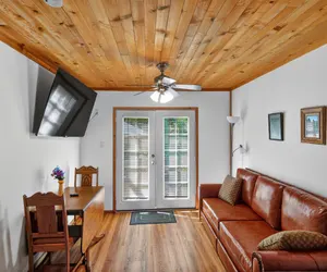 Photo 4 - Rouge Cobb Mountain Hotel - Cabin 2