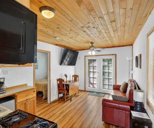 Photo 2 - Rouge Cobb Mountain Hotel - Cabin 2