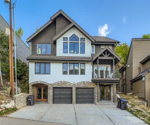 Photo 2 - Mountain Luxury in Old Town w Spa-Walk to Main 440