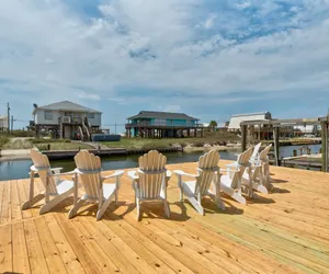 Photo 2 - Coastal Château - 2239 Mallard St