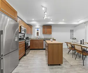 Photo 3 - Bright Modern 3Bed 2.5Bath Evanston Home w/Parking