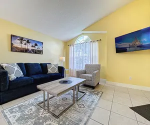 Photo 5 - Beautiful 4 Bed Vacation Pool Home Near Disney