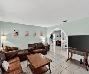 Photo 2 - Chelsea Way Getaway Bright 4BR Family Retreat