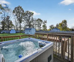 Photo 2 - Cozy Retreat with Hot Tub in Peaceful Goshen
