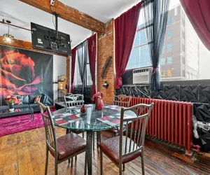 Photo 2 - Beautiful 'Rose Themed' Loft 2 mins from Downtown Detroit