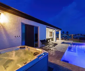 Photo 3 - Desert Oasis a McCulloch Pool Home