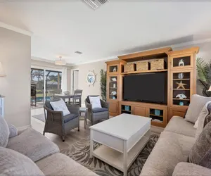 Photo 2 - Cape Coral 3 Bedroom Private Pool Home - Canal Access