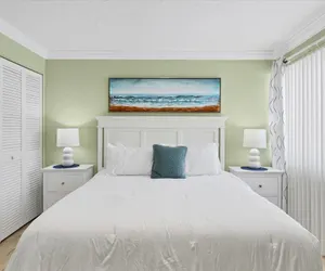 Photo 5 - Venice Beach 2 Bedroom Condo with Beach Access+Community Pool