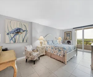 Photo 4 - Anchorage Resort 8th floor condo in Siesta Key with private beach access, pool, boat dock!