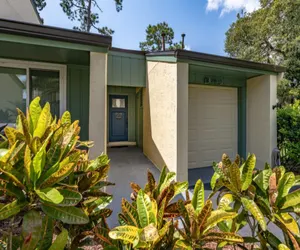 Photo 2 - Beautifully Decorated townhome in Sugar Mill NSB