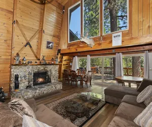 Photo 2 - Peak Adventures · Beautiful 4 BR Centrally Located with Free Wi-Fi