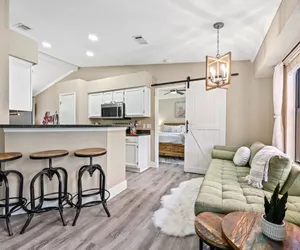 Photo 5 - Saloma Place