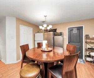 Photo 5 - Comfy Bedroom, HI-SPEED Wi-Fi, FreeParking, Patio Rm 2