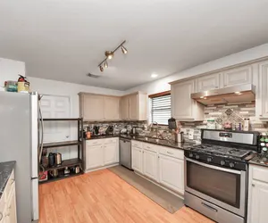 Photo 2 - Comfy Bedroom, HI-SPEED Wi-Fi, FreeParking, Patio Rm 2