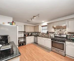 Photo 3 - Comfy Bedroom, HI-SPEED Wi-Fi, FreeParking, Patio Rm 2