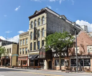 Photo 4 - Group-Ready Luxe Stay • Downtown MKE + Perks