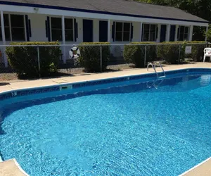 Photo 3 - Cozy Single Bed Room w Pool & Parking