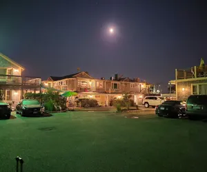 Photo 5 - Cozy King Room with Vibrant Nightlife Vibes
