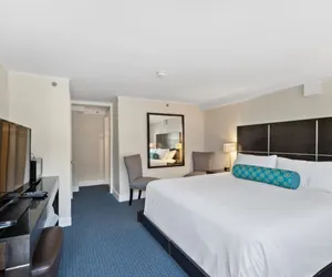 Photo 2 - King Room w/ Partial Ocean View Above Restaurant (203)
