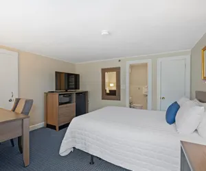 Photo 5 - Queen Room with Ocean Views & Vibrant Atmosphere