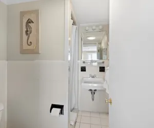 Photo 5 - Oceanfront Getaway | 2 Double Beds & Kitchenette