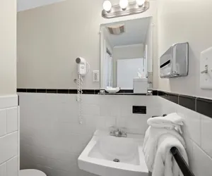 Photo 3 - Comfortable 2 Queen Beds – Sleeps 4 (302)