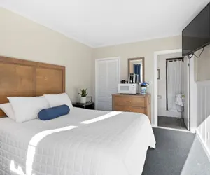 Photo 3 - Queen Suite in Falmouth – Steps from the Beach