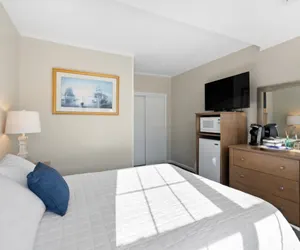 Photo 4 - Queen Suite in Falmouth – Steps from the Beach